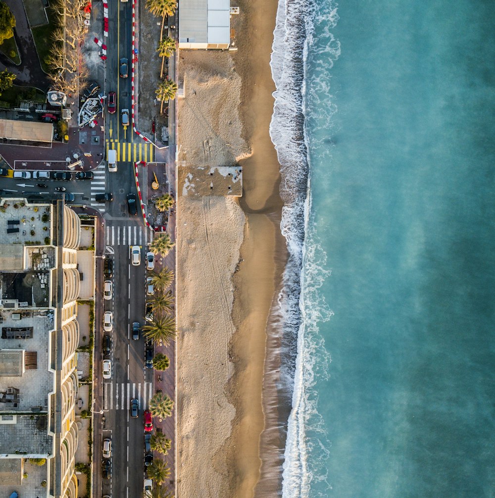 Fotografía aérea de la orilla del mar cerca de la ciudad durante el día