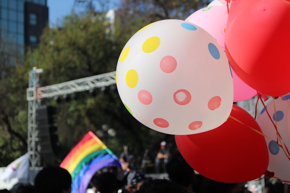 ballons noirs et blancs