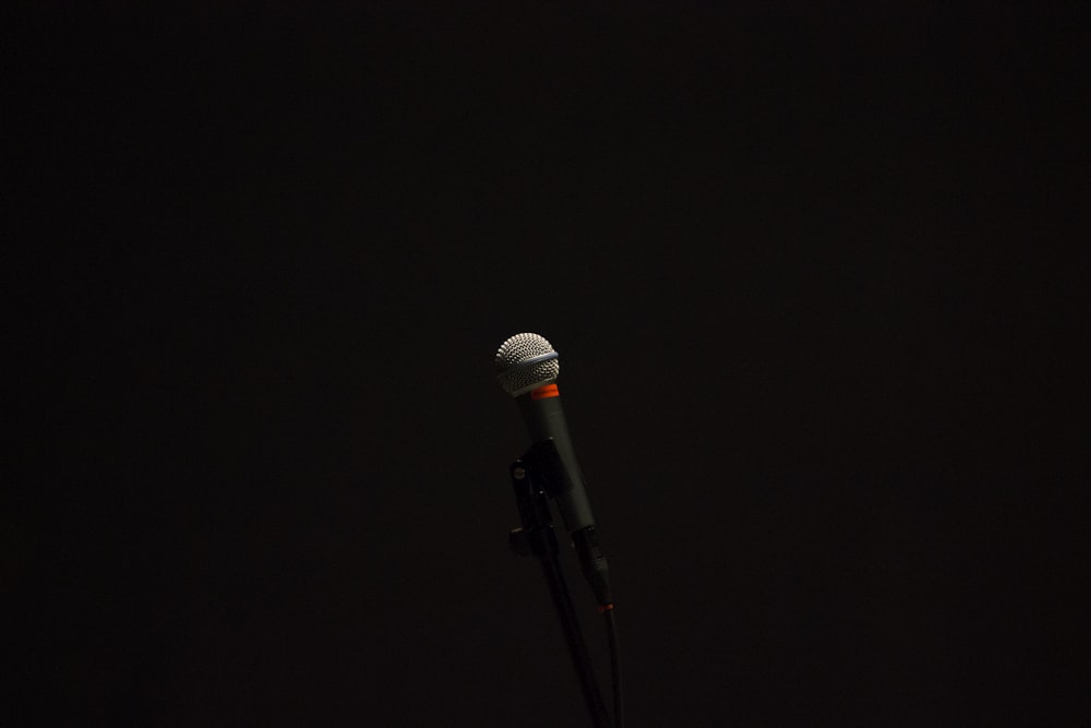 Microfone com fio preto com suporte