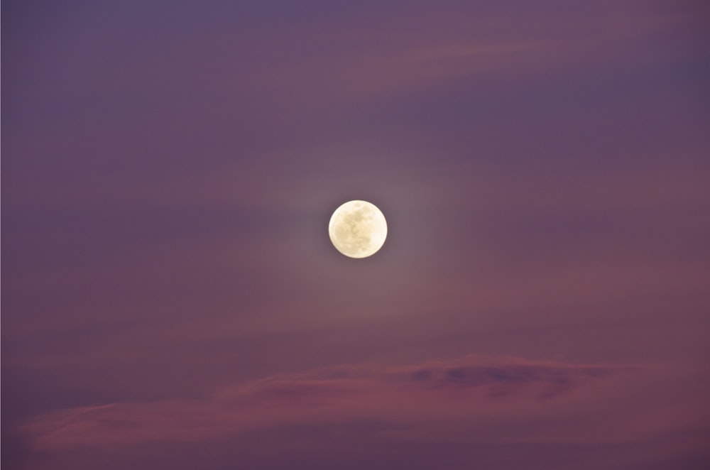 Luna piena su cielo viola