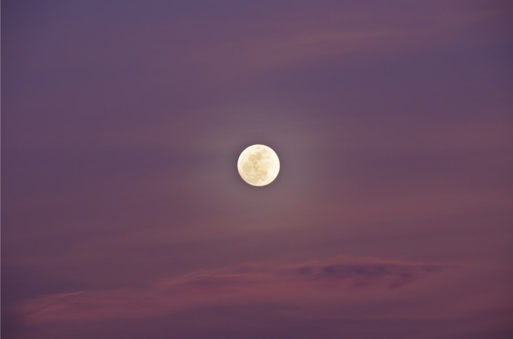pleine lune sur ciel violet