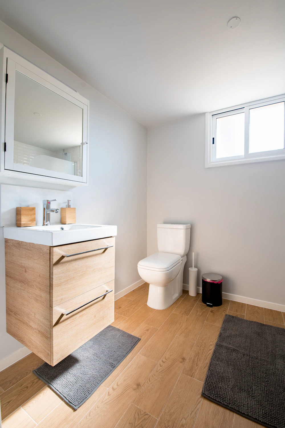 Bagno moderno e luminoso con sanitari bianchi e arredo essenziale