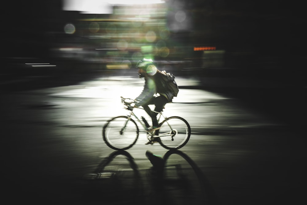 Photographie animée d’un homme faisant du vélo de route