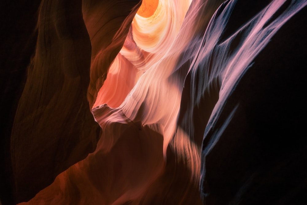 Un grand canyon rempli de beaucoup de roches colorées
