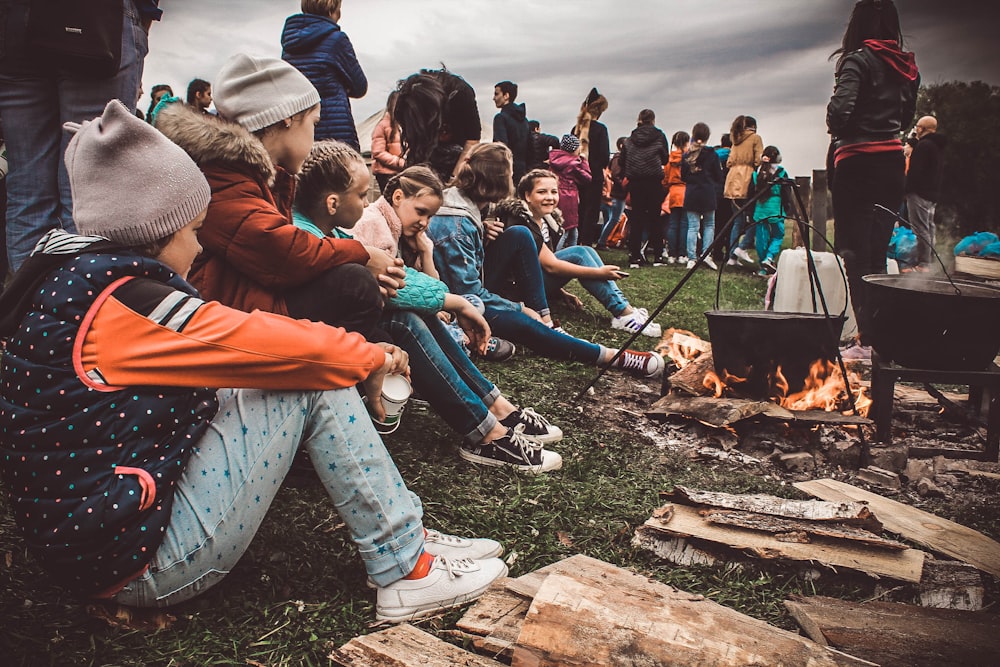 Gruppe von Menschen, die sich auf einer Wiese versammeln