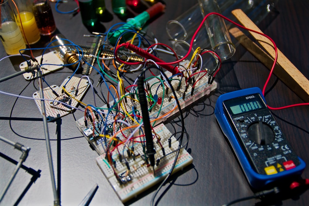 placas de circuito eletrônico perto de tester