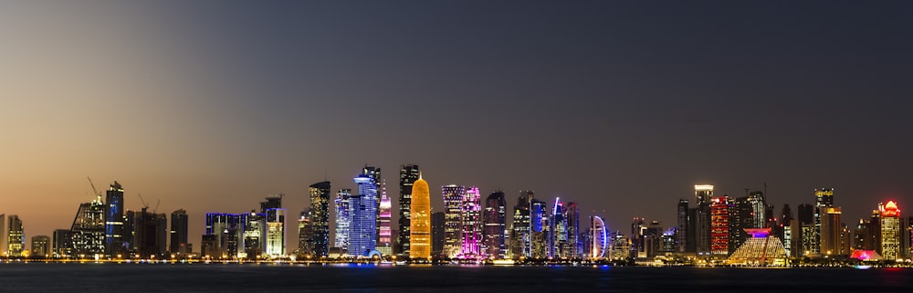 Foto panorámica del paisaje urbano por la noche