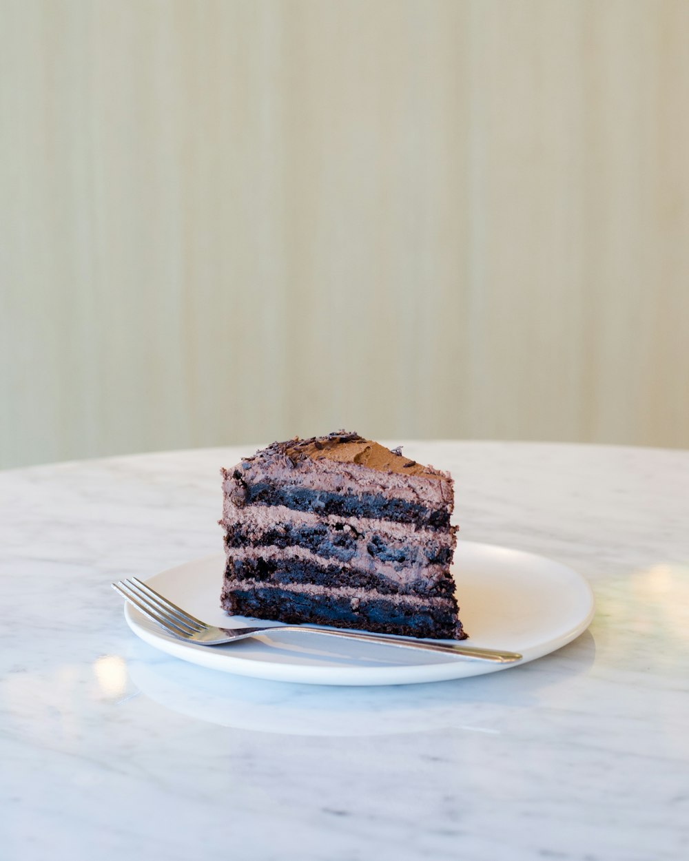 gâteau au chocolat tranché à côté de la fourchette sur assiette