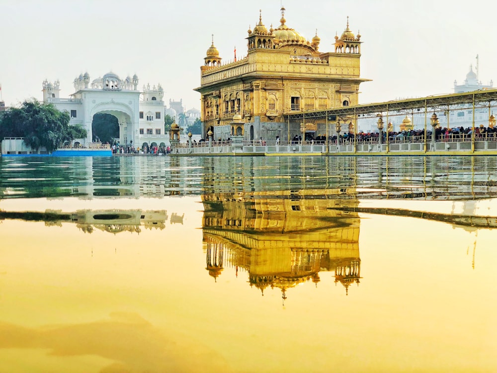 Templo amarillo cerca del cuerpo de agua