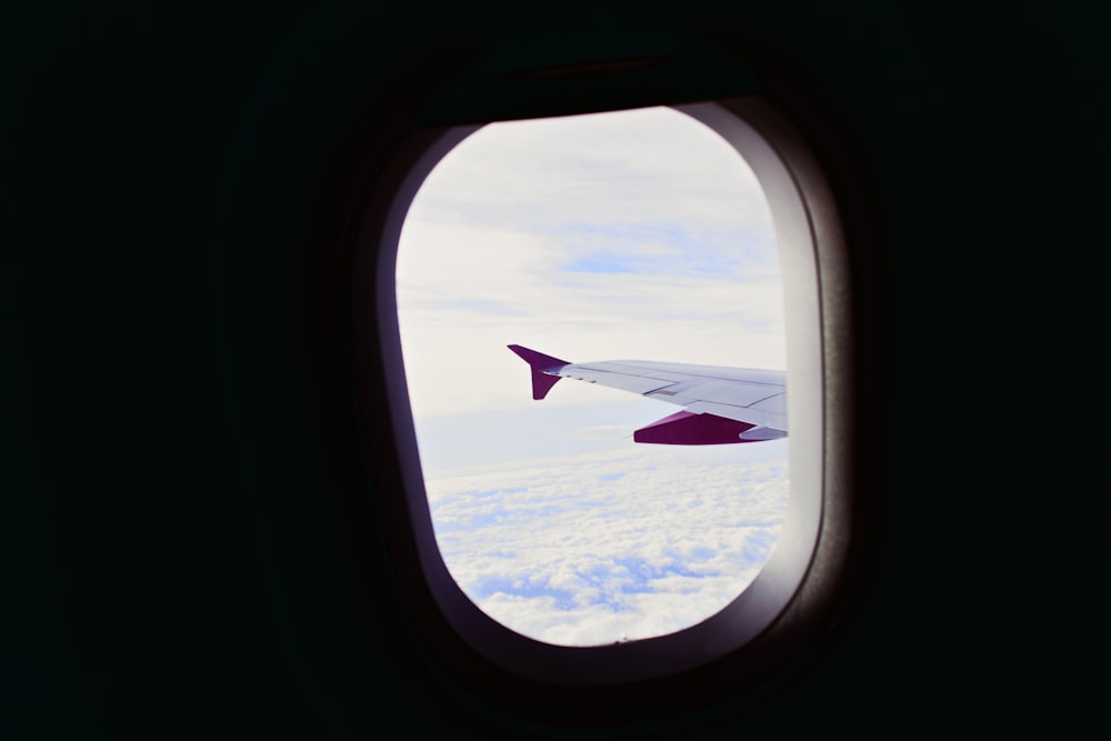 asa do avião através da janela