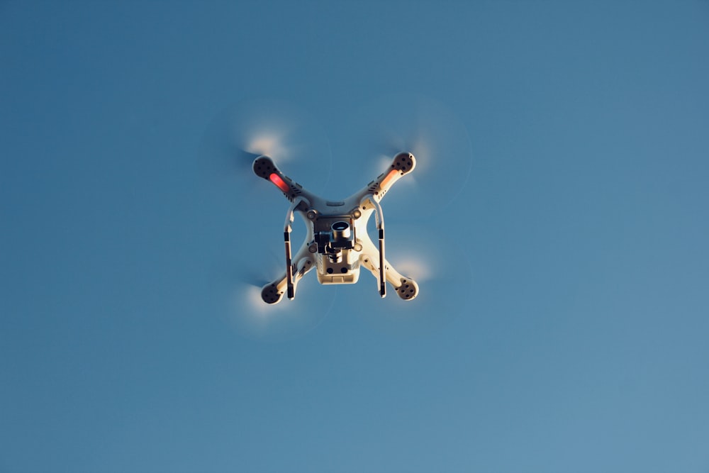 photographie en contre-plongée d’un quadricoptère RC en l’air