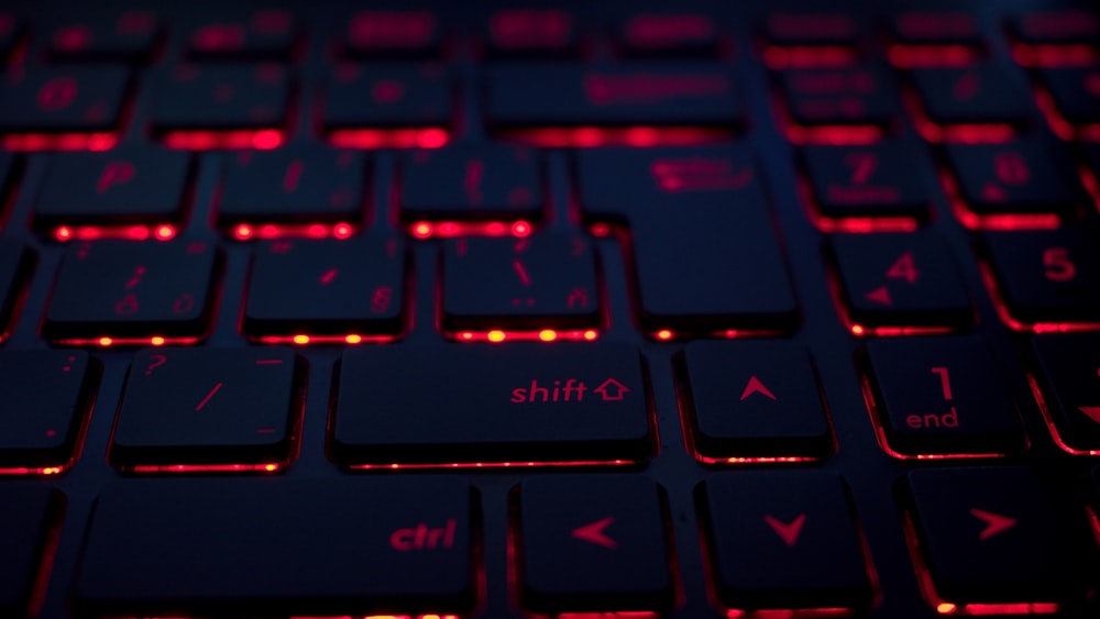 Foto de primer plano del teclado negro y rojo