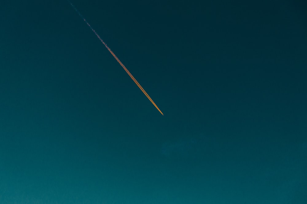 Foto de ángulo alto de aviones volando durante el día