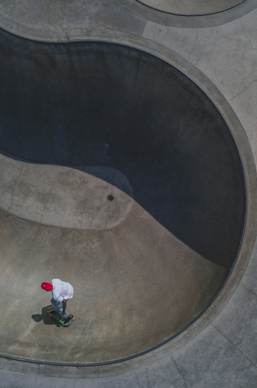 uomo che cavalca sullo skateboard