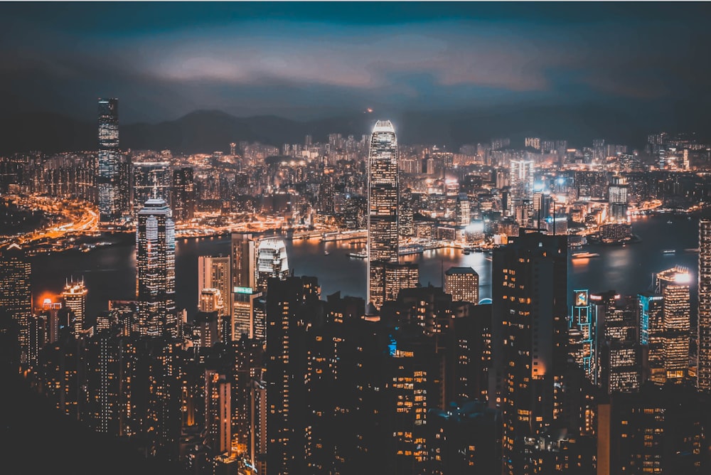 Photo de vue de dessus des bâtiments pendant la nuit