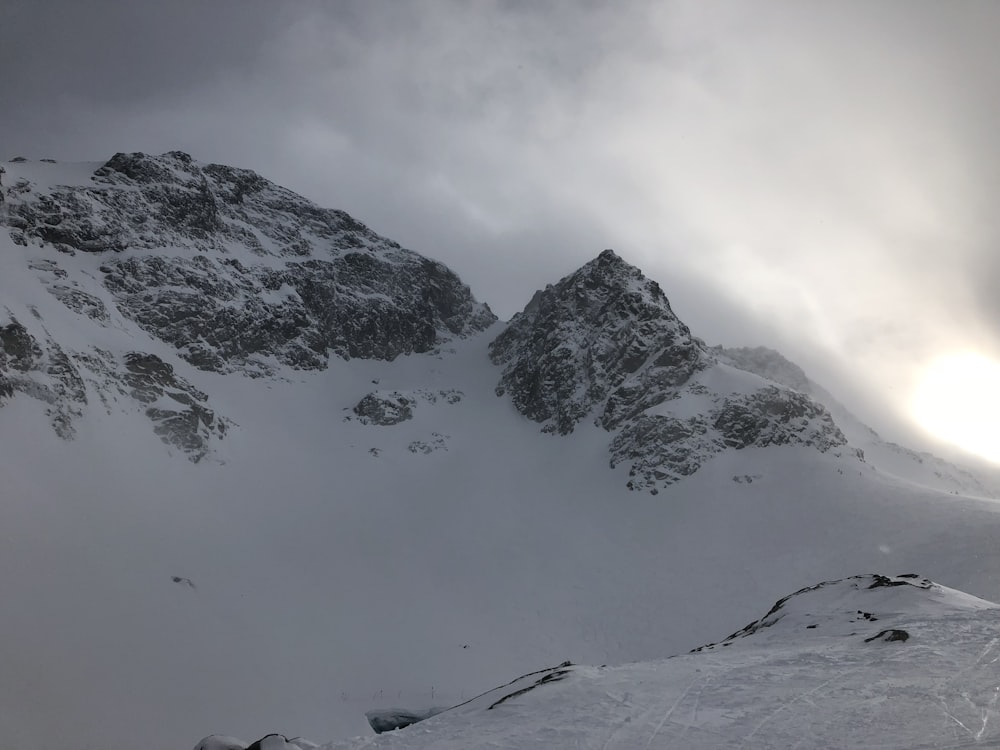Schneebedeckter Berg unter bewölktem Himmel während des Tages