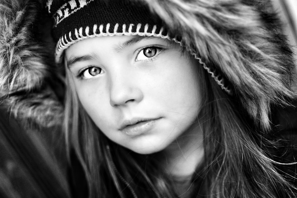 fotografia in scala di grigi di ragazza che indossa un top con cappuccio