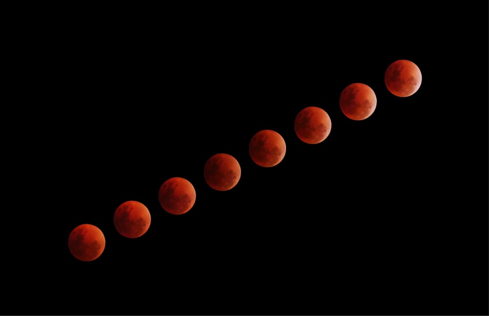 Huit illustrations de la lune de sang