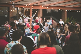 personnes à une fête