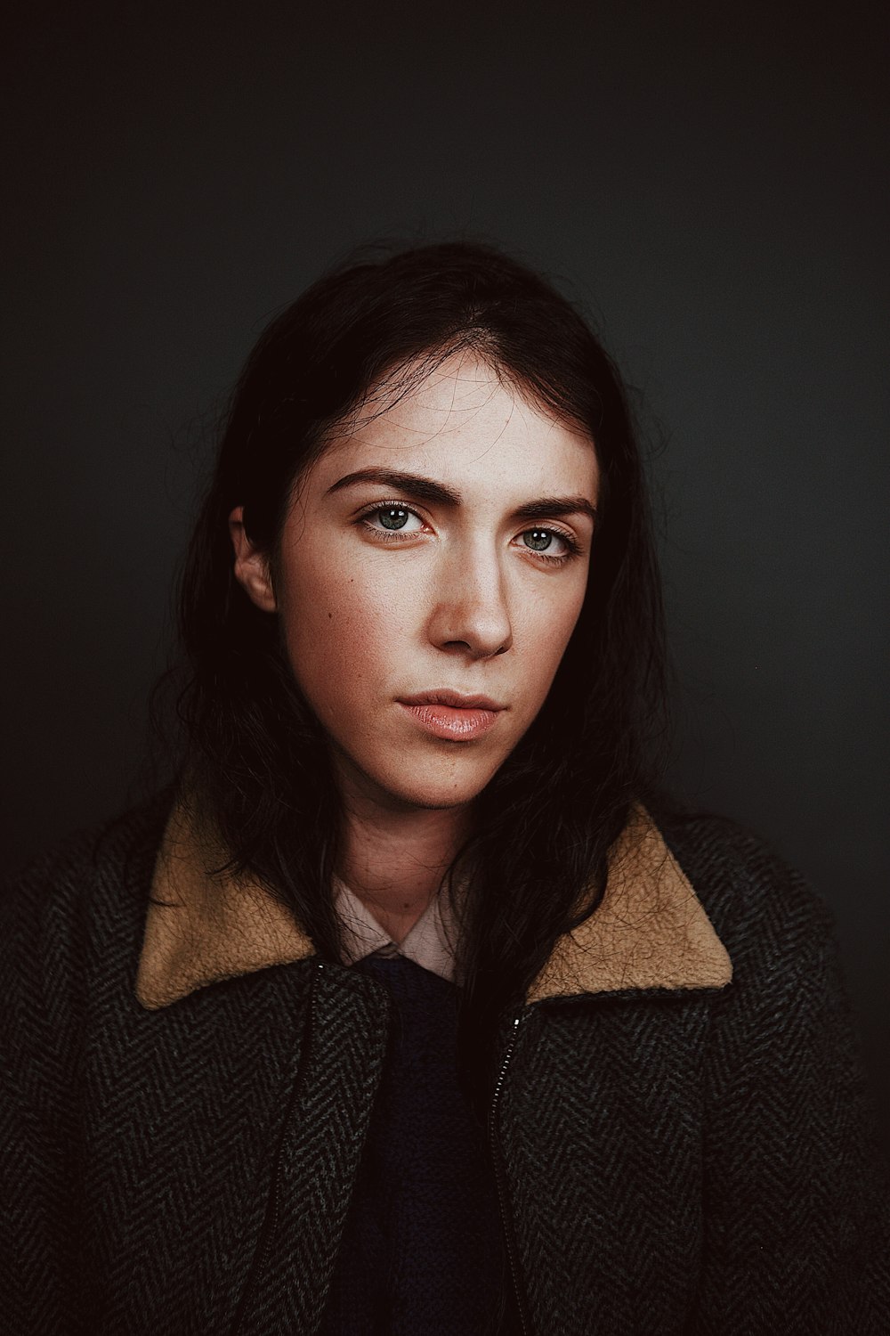 Fotografía de retrato de mujer con abrigo gris y marrón