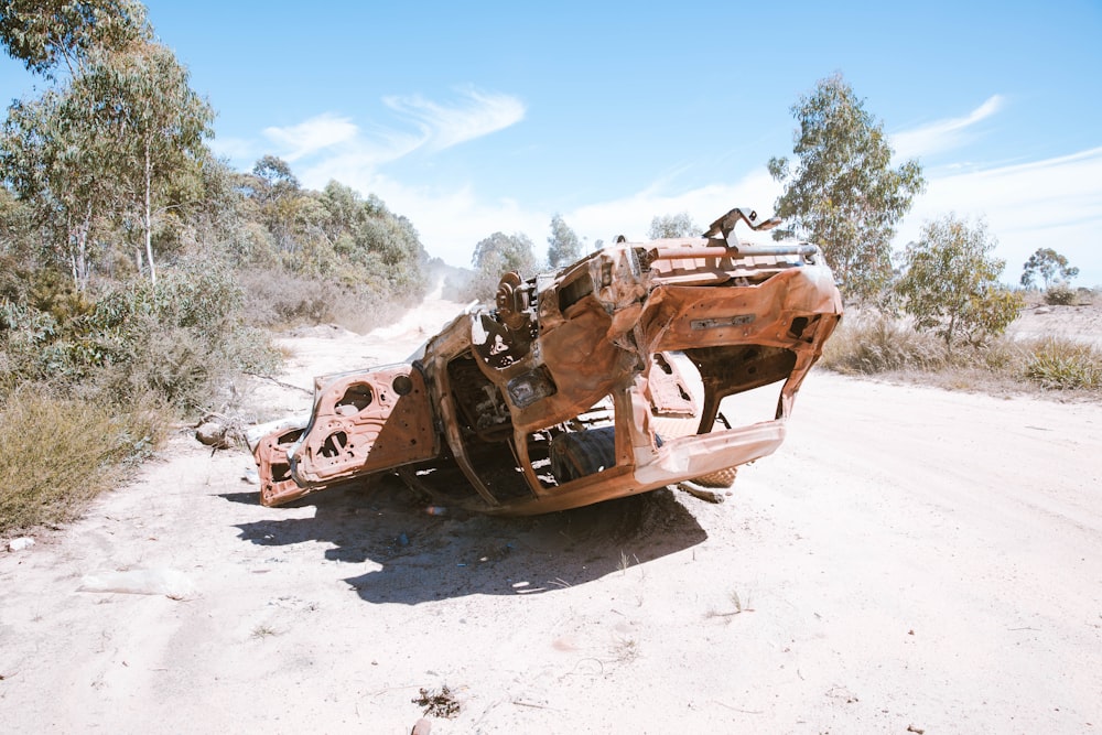 Coche destrozado en el suelo