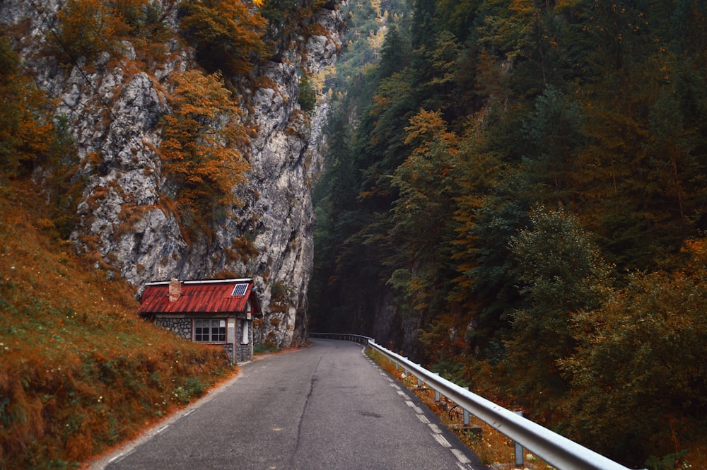 岩山の間にある灰色のアスファルト道路