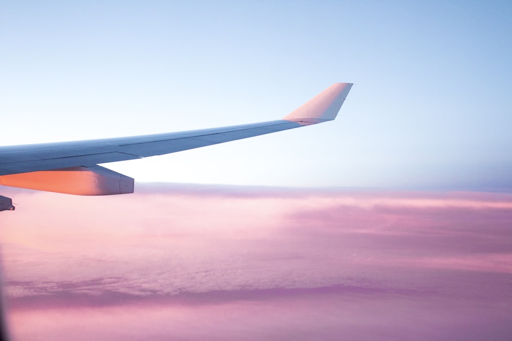 飛行機の翼の航空写真