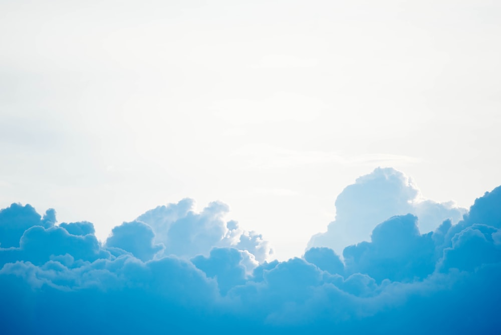 nubes azules bajo el cielo blanco