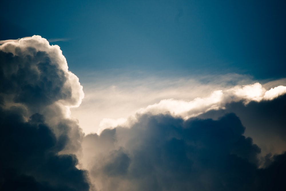 空に浮かぶ白と灰色の雲