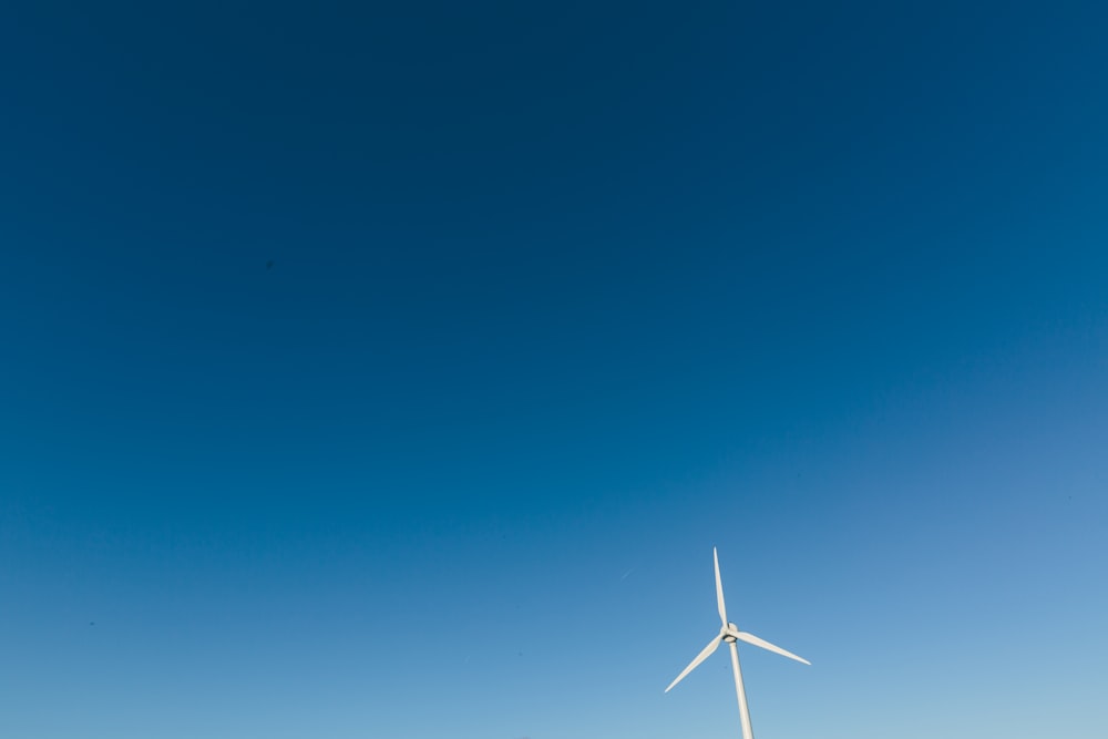 昼間の白い風車の写真