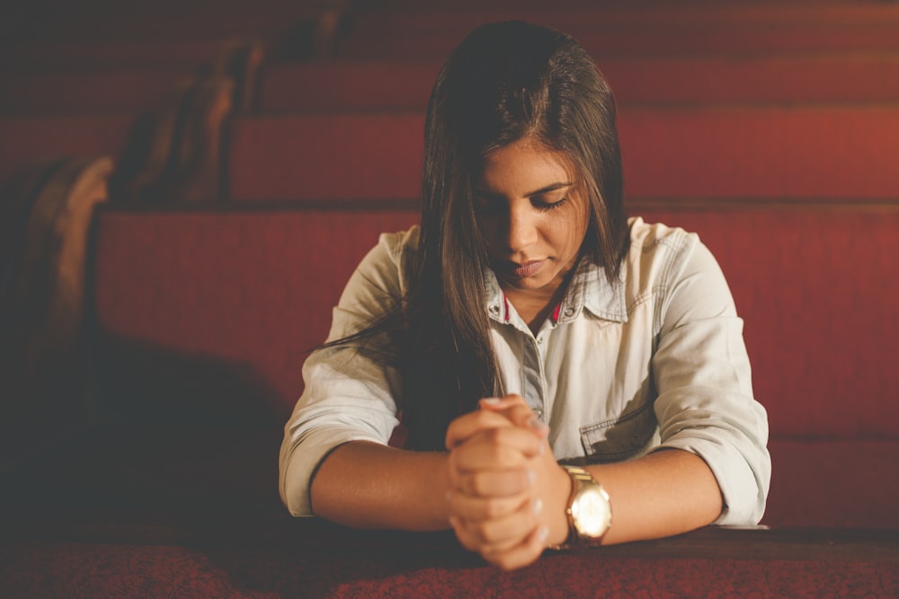 教会の中で祈る女性