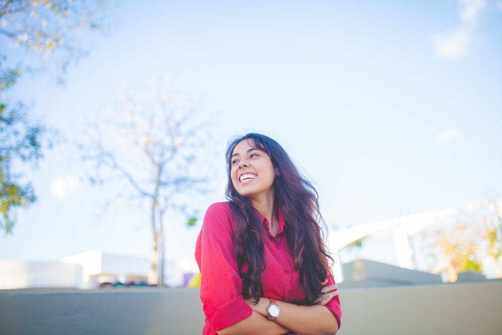 femme souriante posant