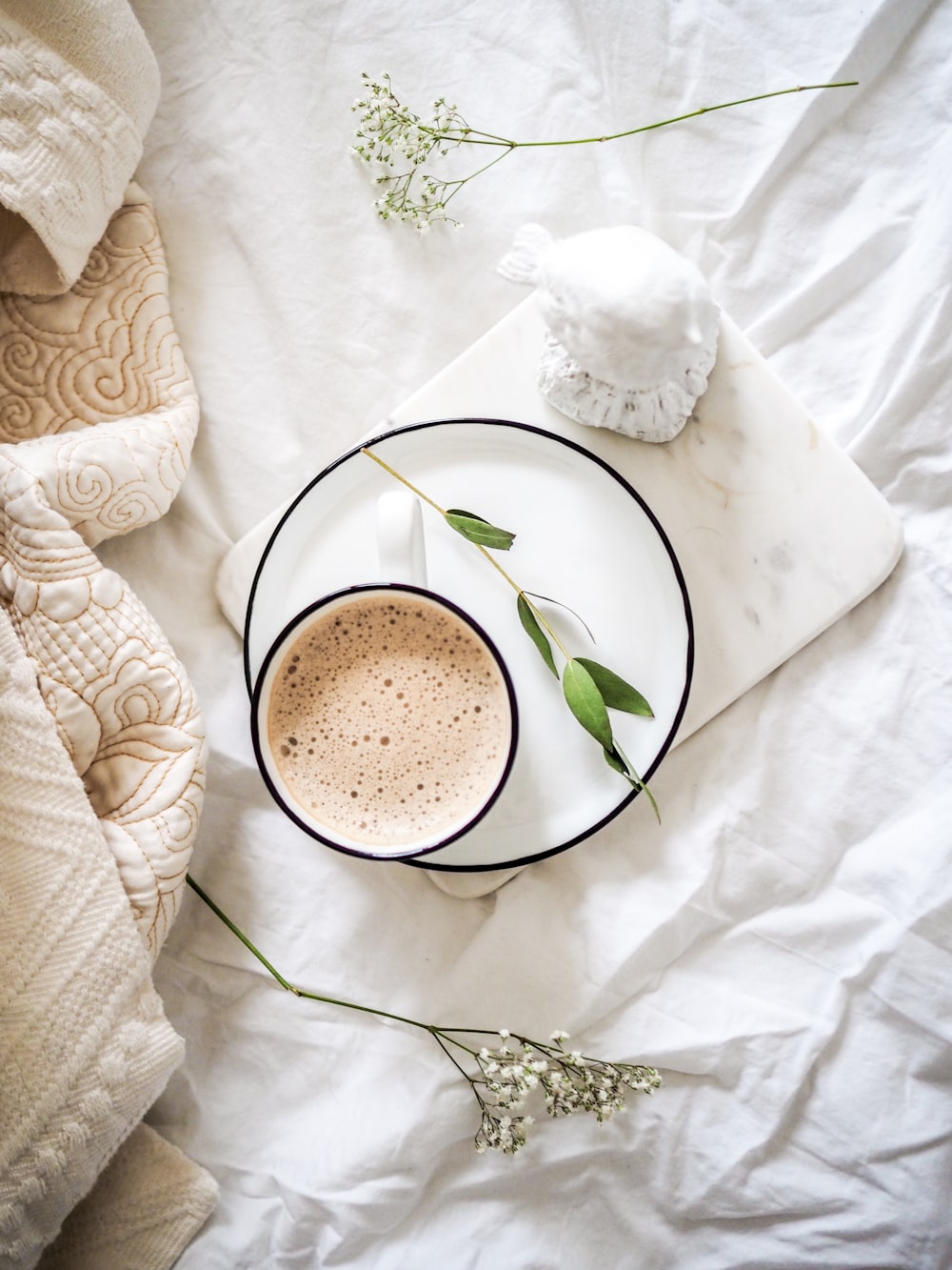 taza de té blanca llena de café