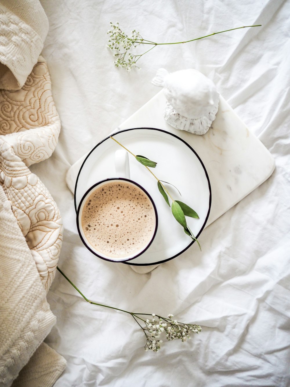 xícara de chá branca cheia de café