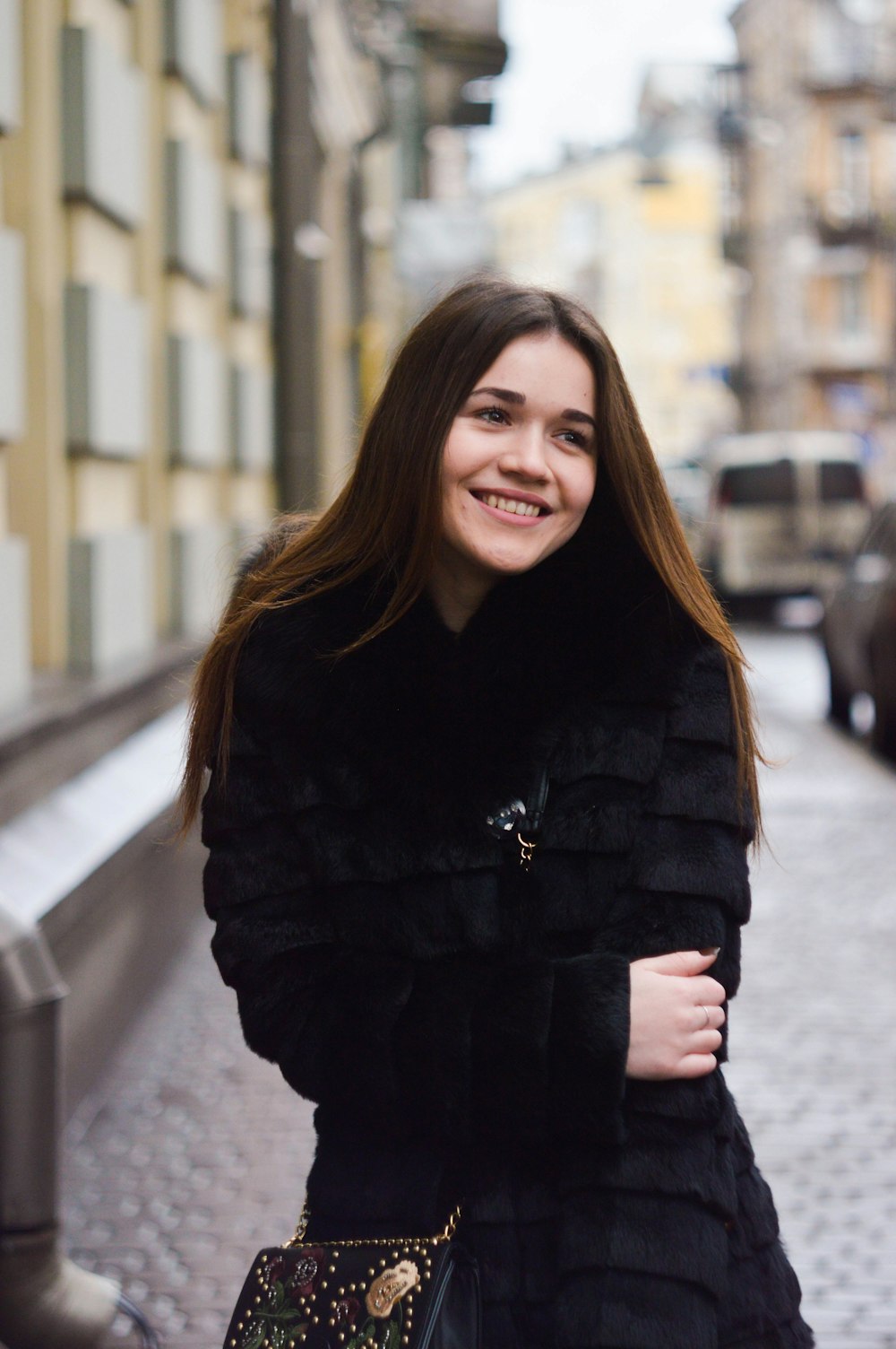 donna sorridente mentre parla di un'immagine durante il giorno