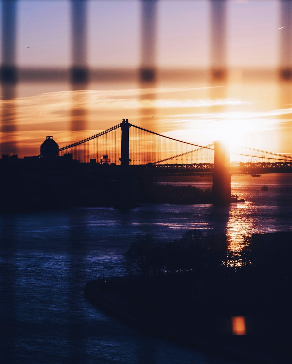 Silhouette der Brooklyn und Manhattan Bridges während der goldenen Stunde