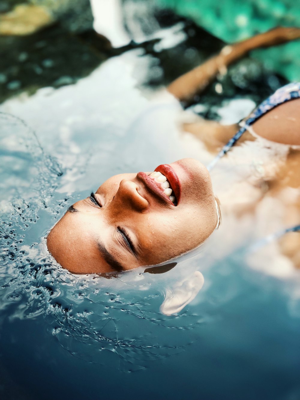 mujer flotando en el cuerpo de agua