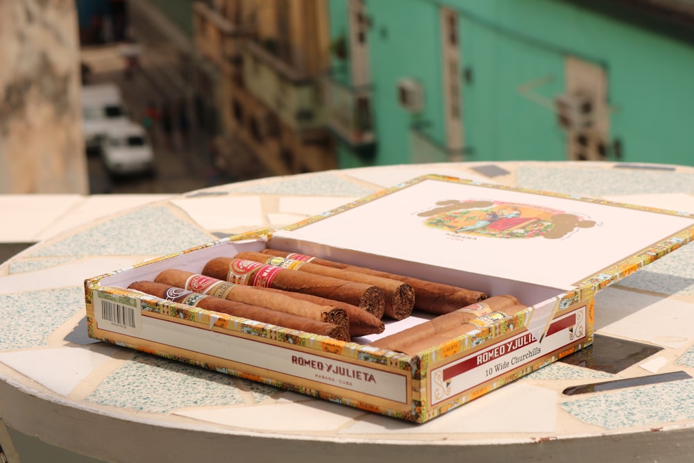 tabacco marrone su scatola