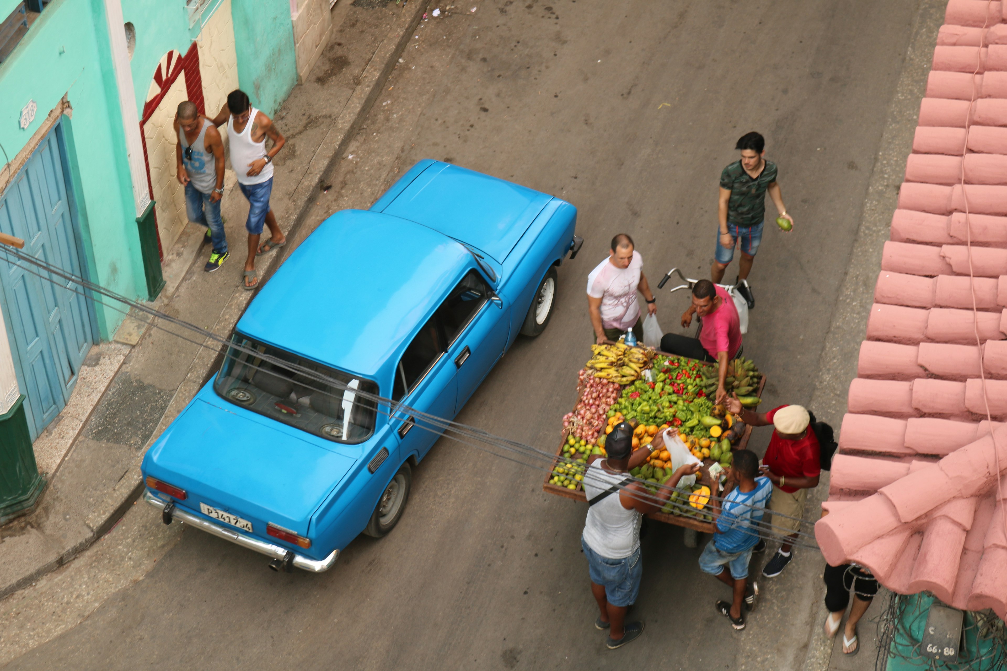 nella foto venditori di cibo in una strada de l'havana. a varadero non perdere l'occasione di visitare lo street market