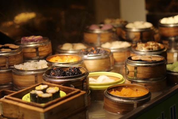 Mesa de restaurante chino con variedad de platos