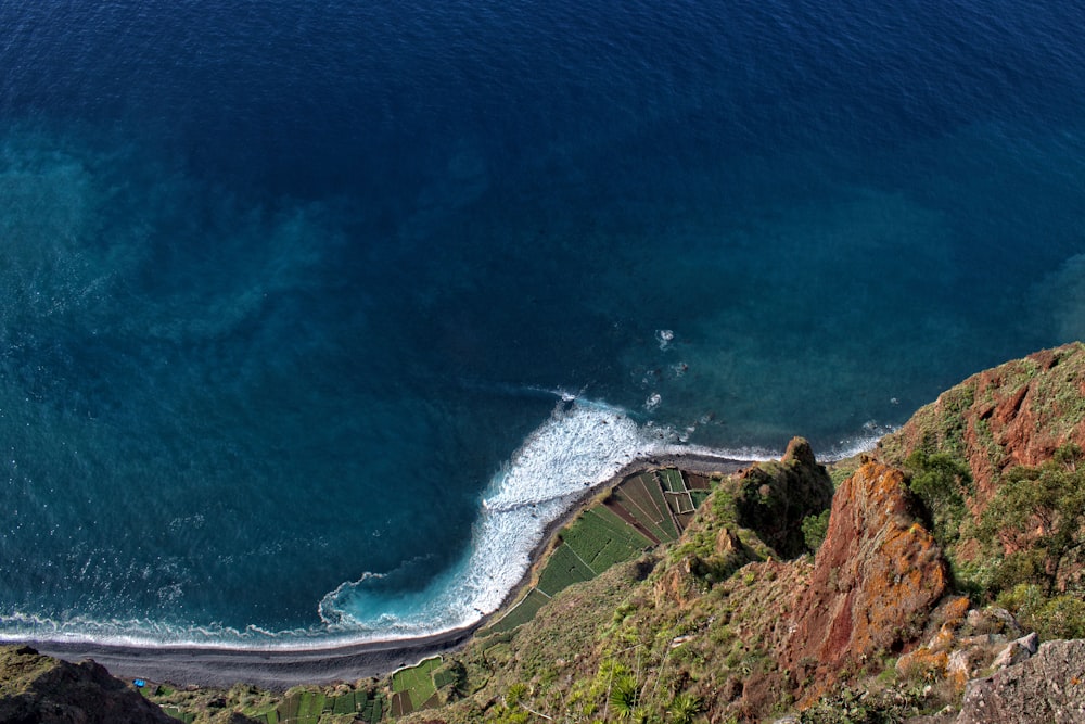 foto aerea dello specchio d'acqua