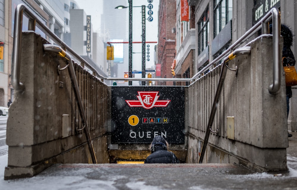 personne descendant à la station de métro