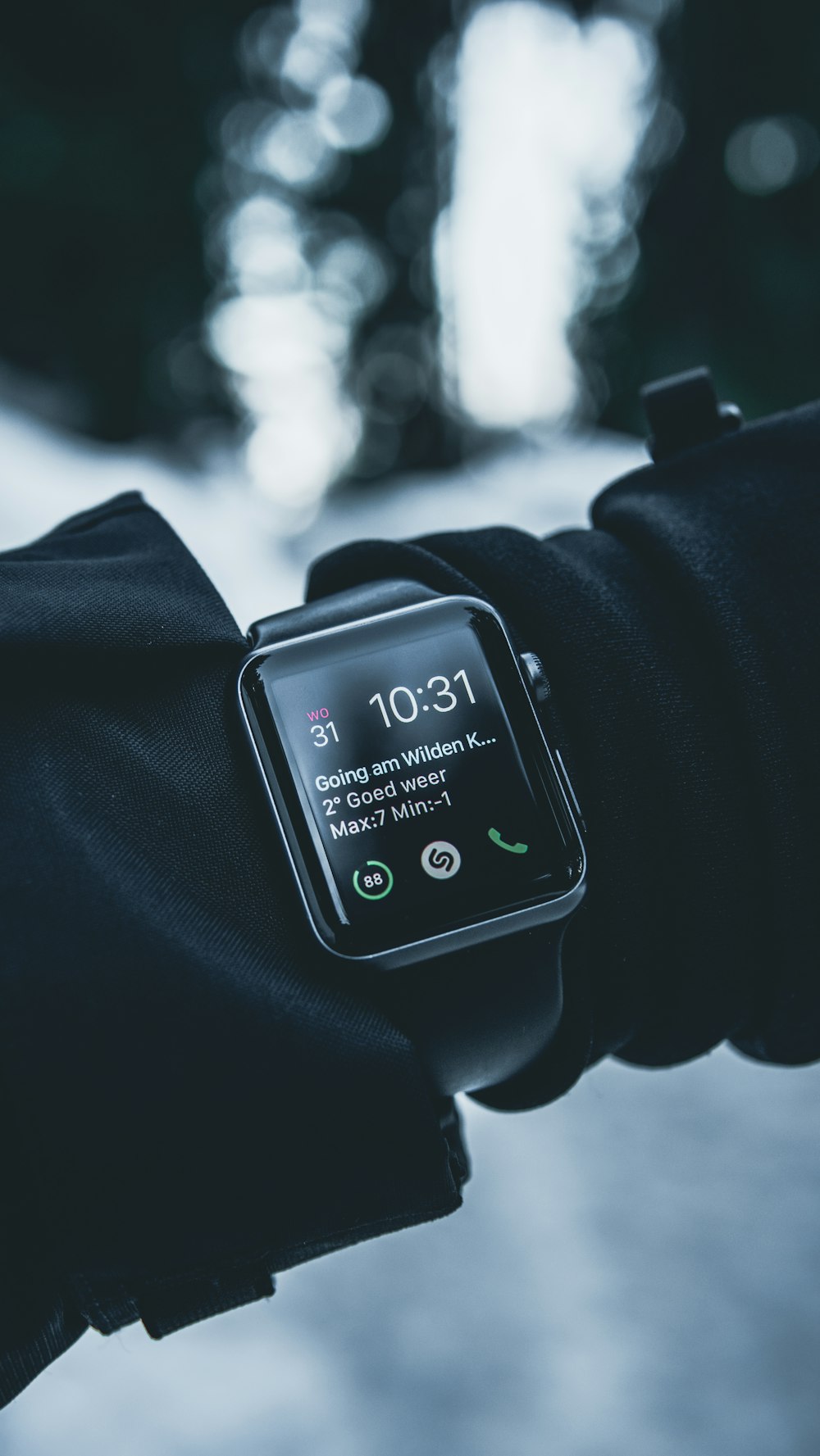 fotografia de foco raso do Apple Watch prateado com Sport Band preta