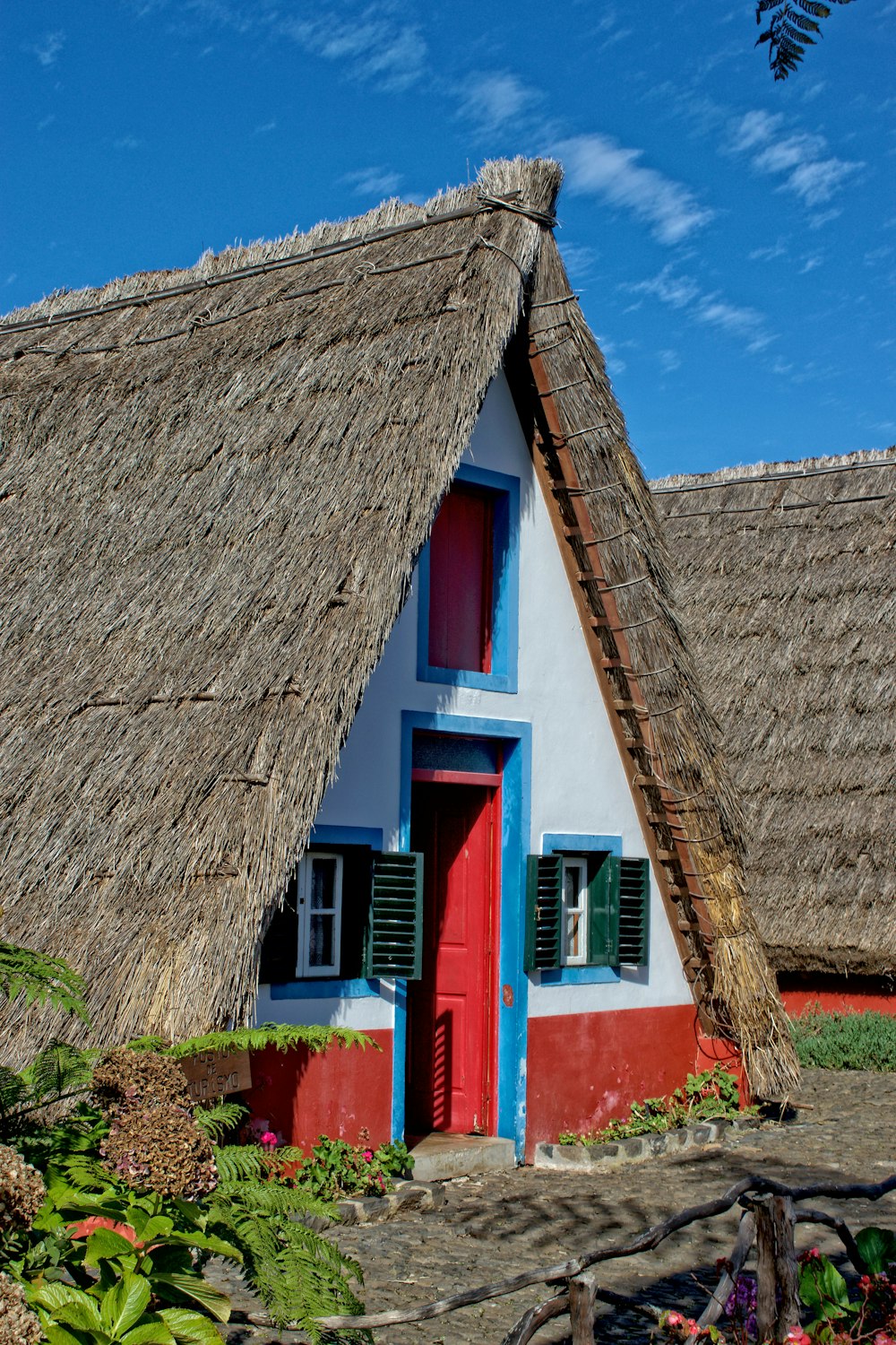 Puerta abierta de la casa