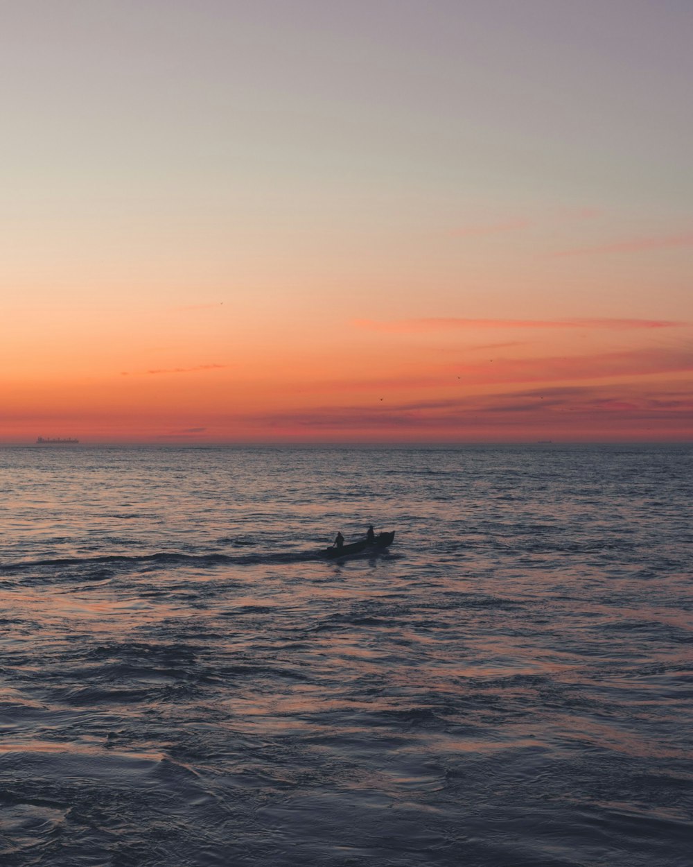 zwei Personen auf dem Boot segeln auf dem Meer