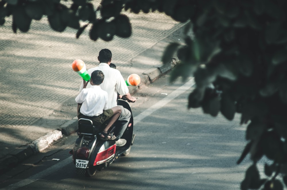 homme et garçons équitation sur la moto