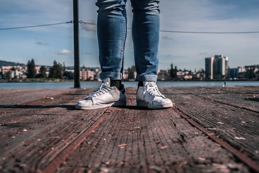 Persona que usa zapatos blancos de caña baja