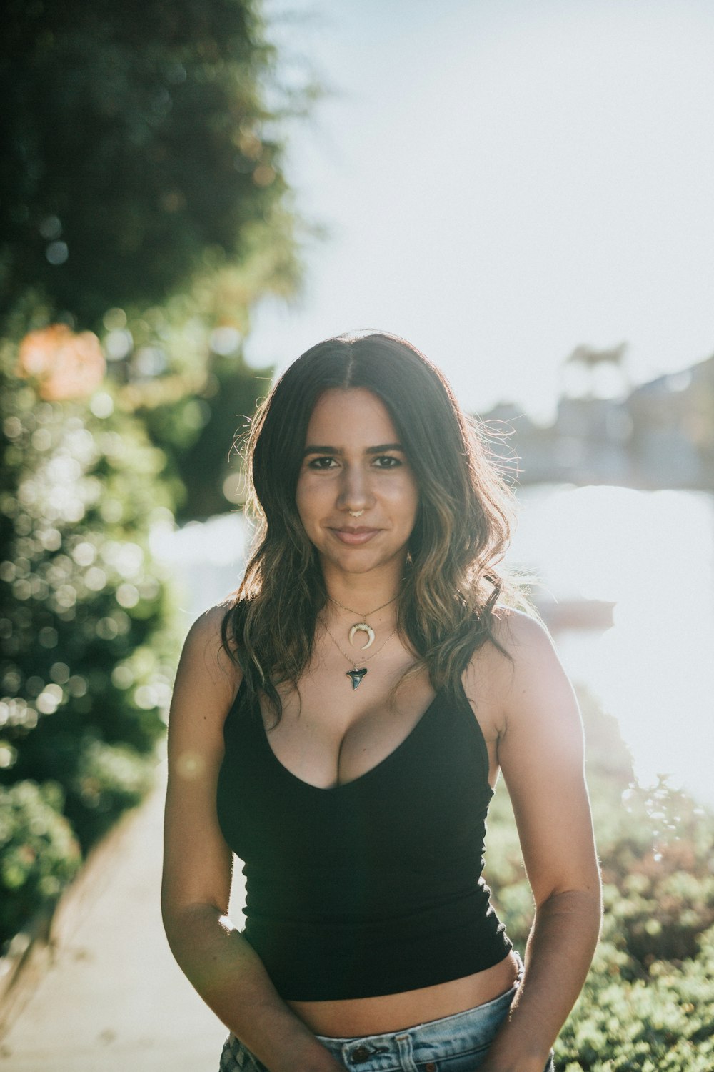 Femme en crop top noir à bretelles spaghetti