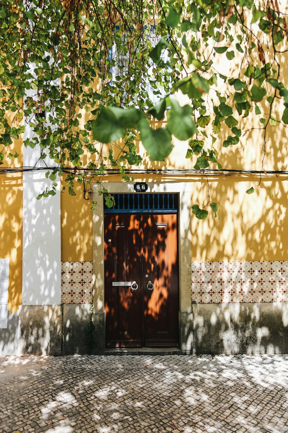 Porte fermée et mur peint en jaune