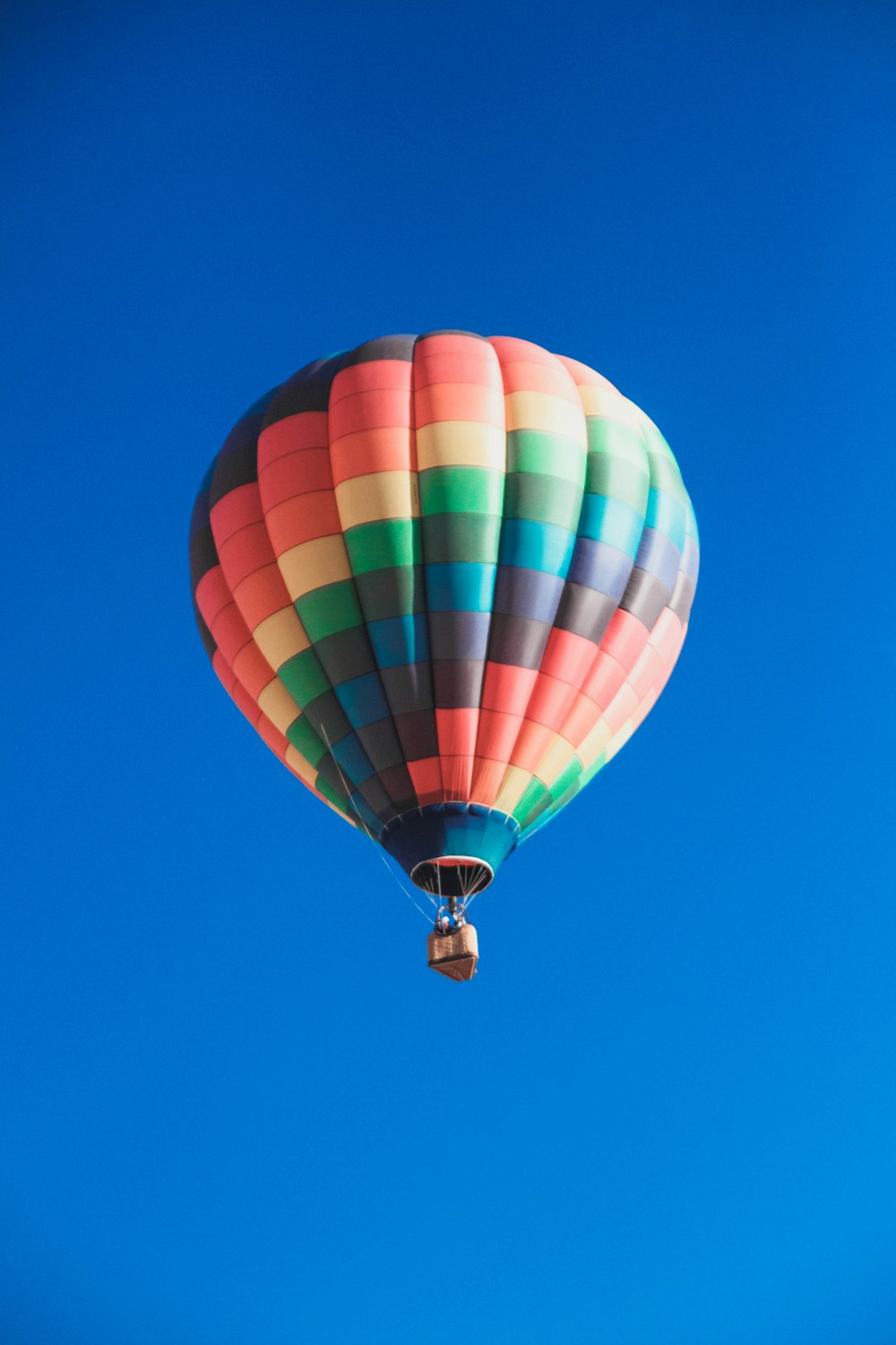Fotografie aus der Wurmperspektive eines mehrfarbigen Heißluftballons